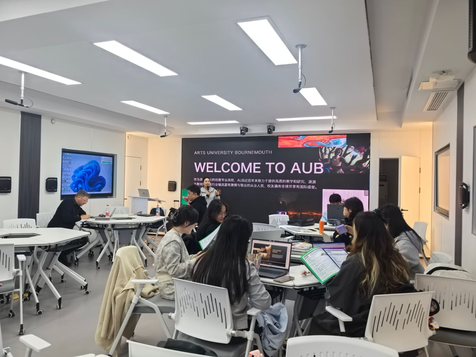 国际本科艺术课堂学习场景